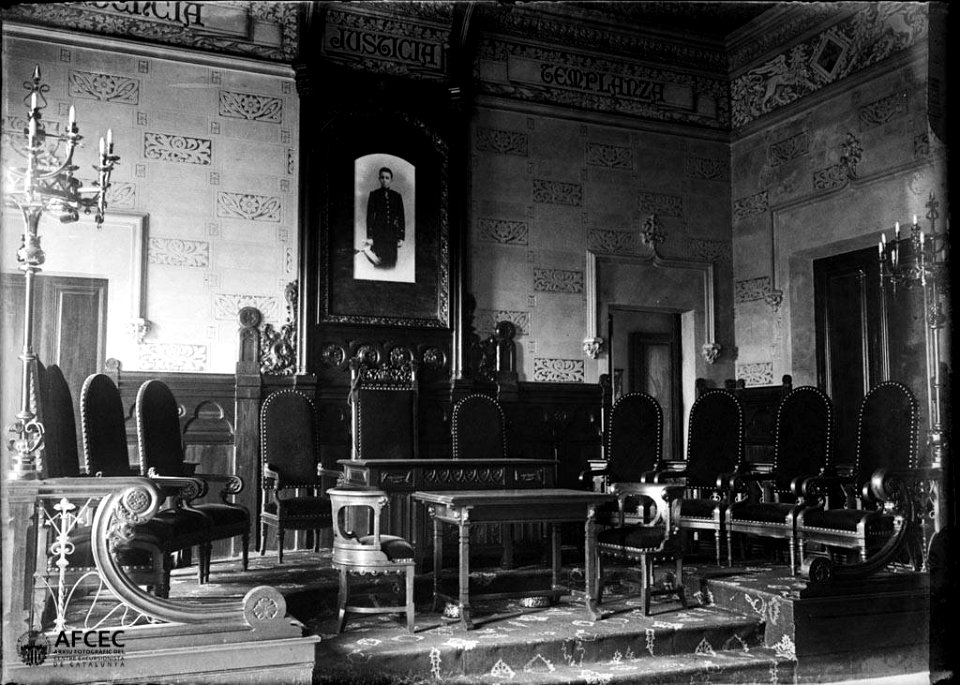 Interior del saló de seccions de la casa de la Vila