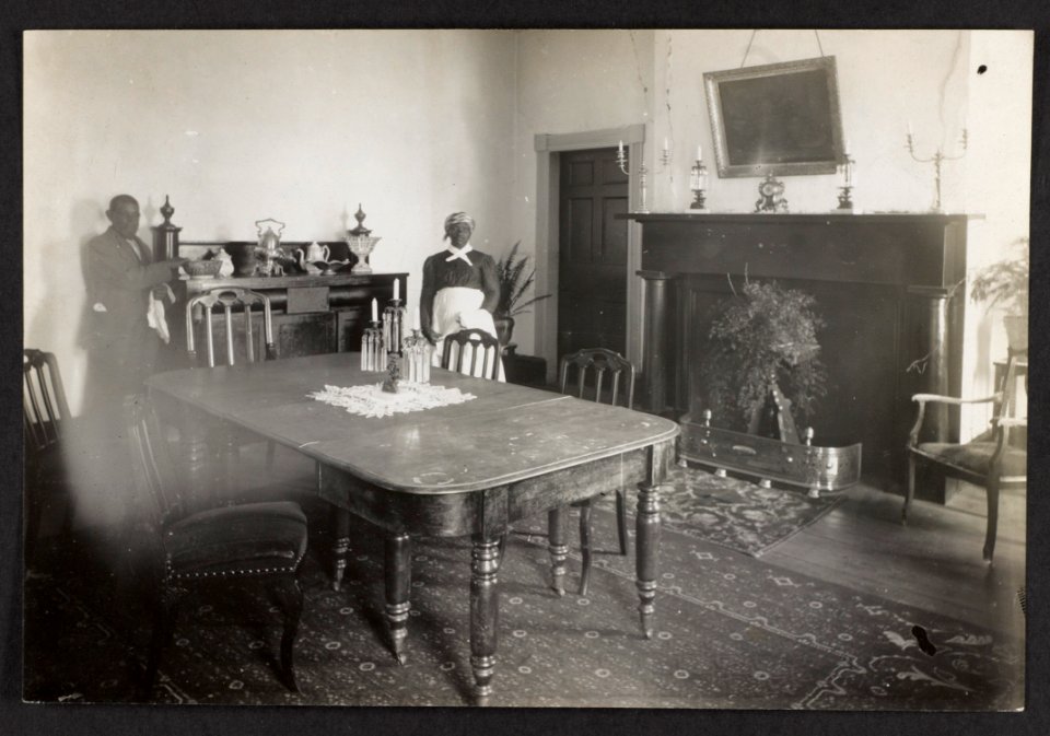 Interior view of Bulloch Hall dining room, scene of marriage of Theodore Roosevelt's parents LCCN2013651059
