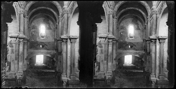 Interior del monestir de Sant Pere de Rodes en ruïnes