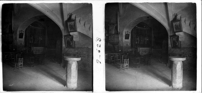 Interior i pica baptismal de l'església de Riudellots de la Selva