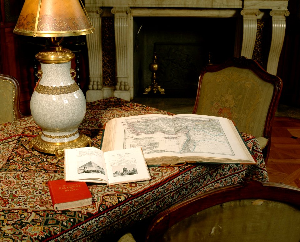 Interiör vardagssalongen, uppslagna böcker på bordet. (Föremålsref. hänv. till mattan på bordet.) - Hallwylska museet - 22404