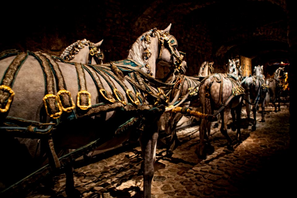 Interiör av hästspann i vagnshallen med seldon från 1751 - Livrustkammaren - 91510