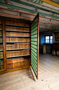 Interiör. Biblioteket: Sektion, öppen dörr. Rum syns - Skoklosters slott - 86266