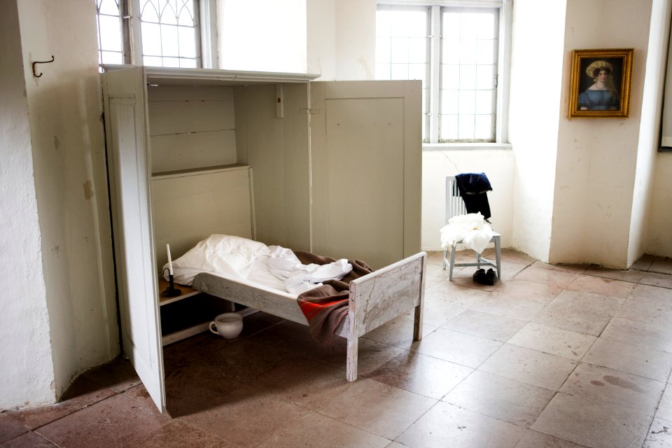 Interiör. Gröna rundeln. Sängskåp med utfälld säng - Skoklosters slott - 85967