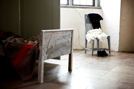 Interiör. Gröna rundeln. Sängskåp. Gavel med stol med kläder på i bakgrunden - Skoklosters slott - 85969 photo