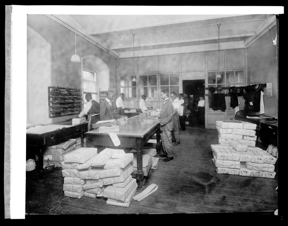Internal Rev. Dept. Packing Internal Revenue stamps. (...)1,000,000 packed daily, (1914) LCCN2016852660