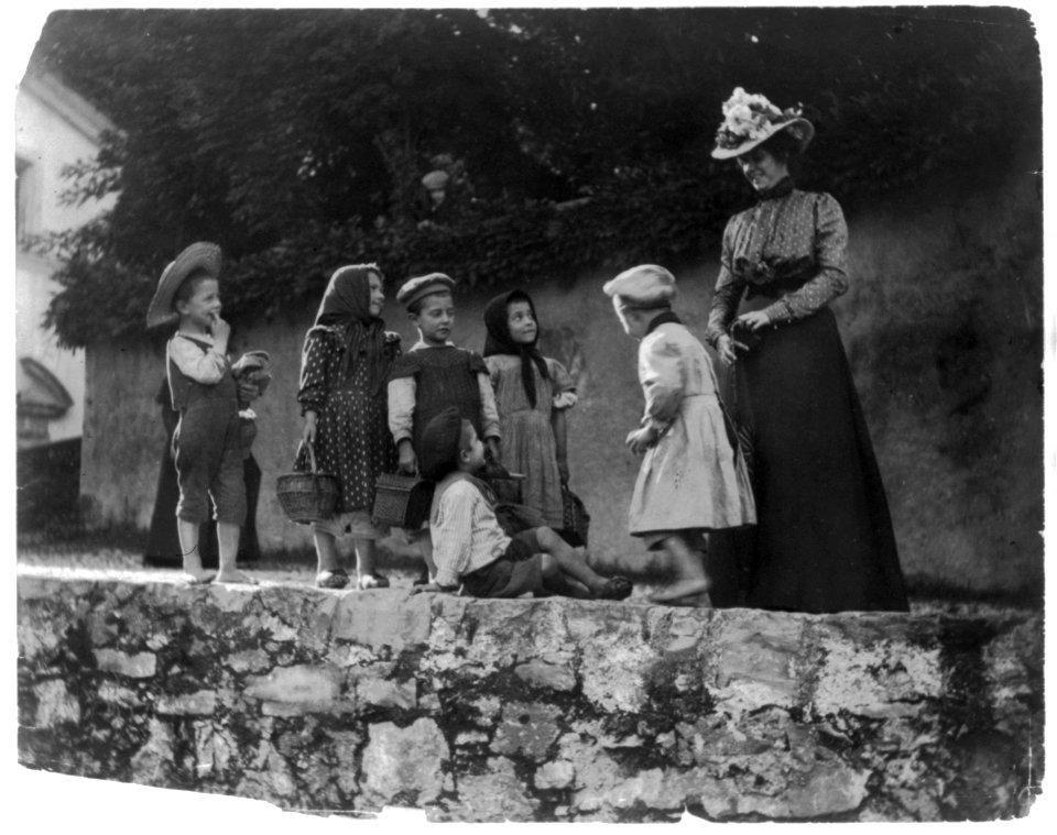 International courtesy. Italian children and wife of U.S. consul at Leghorn (Italy, 1899) LCCN2003663765