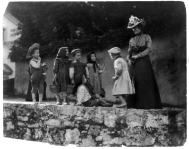International courtesy. Italian children and wife of U.S. consul at Leghorn (Italy, 1899) LCCN2003663765