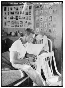 Interned German, Fort Douglas, knitting scarf LCCN2014705869