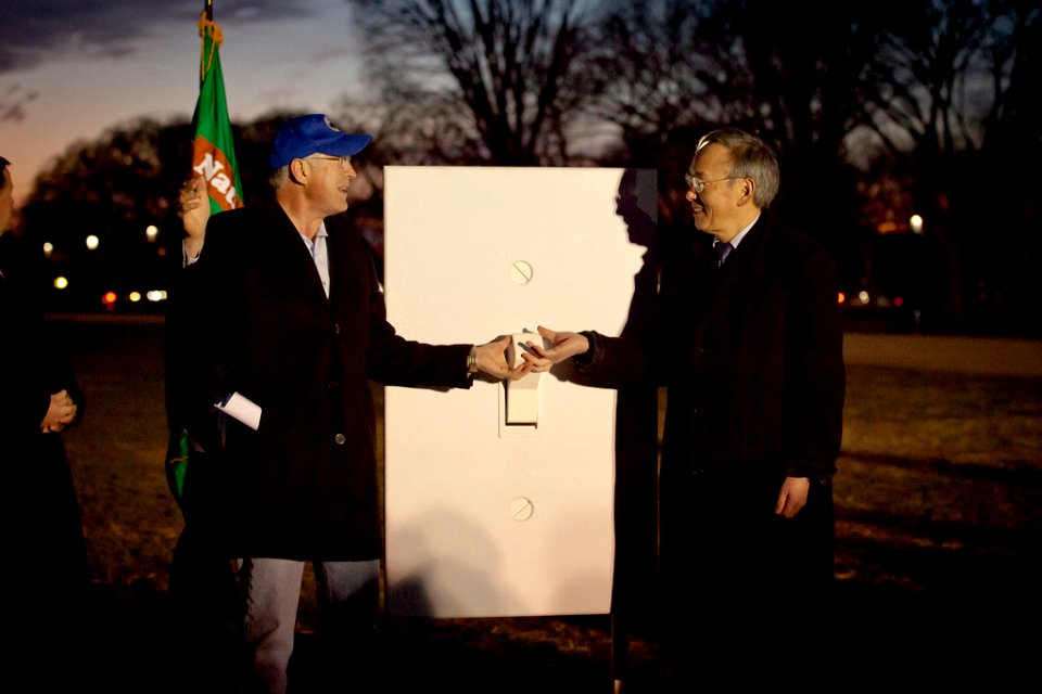 Interior Secretary Ken Salazar (Left) and Energy Secretary Steven Chu (Right)