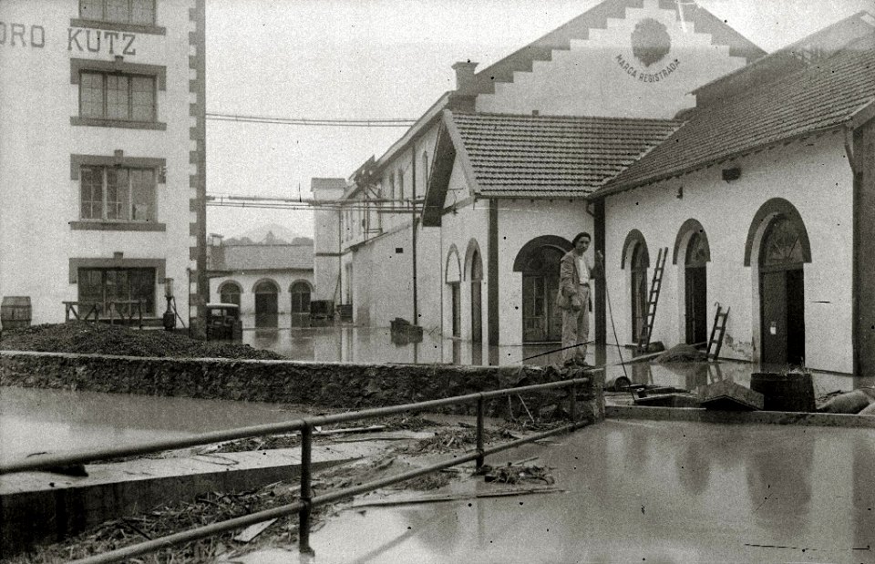 Inundaciones en el barrio del Antiguo (1 de 4) - Fondo Car-Kutxa Fototeka