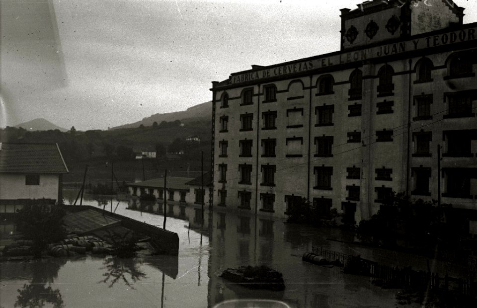 Inundaciones en el barrio del Antiguo (3 de 4) - Fondo Car-Kutxa Fototeka