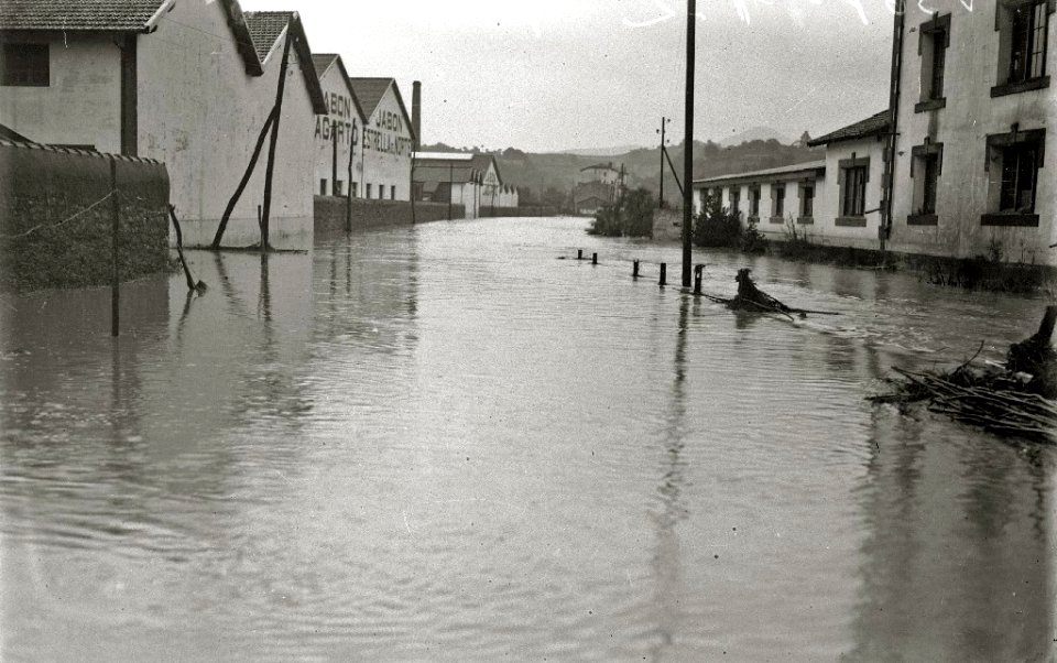 Inundaciones en San Sebastián (3 de 18) - Fondo Car-Kutxa Fototeka