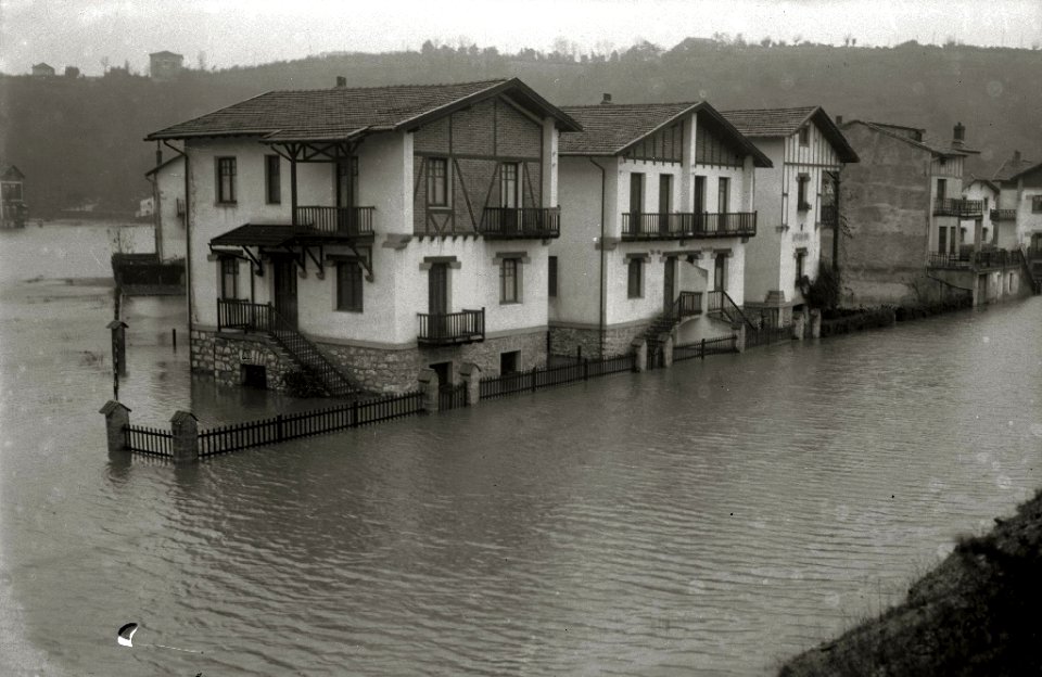 Inundaciones en la zona de Txomin-Enea y en el resto del barrio de Loiola (6 de 11) - Fondo Car-Kutxa Fototeka