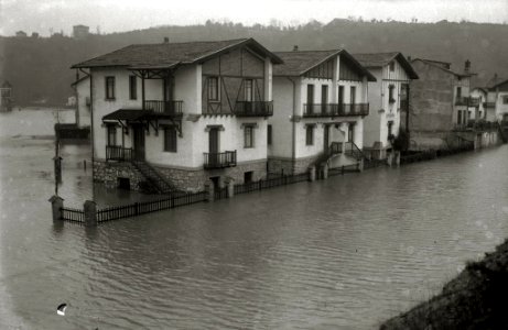 Inundaciones en la zona de Txomin-Enea y en el resto del barrio de Loiola (6 de 11) - Fondo Car-Kutxa Fototeka