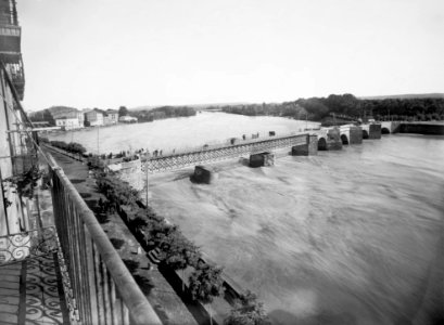 Inundació de Lleida per la crescuda del riu Segre i un pont ple de gent vist des d'un balcó (AFCEC VIDAL 18X24 266) (restored)