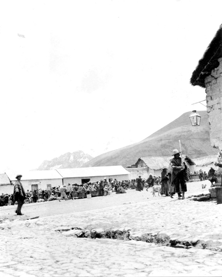Invånare vid torget. Sydamerika, Santa Rosa. Peru - SMVK - 002484