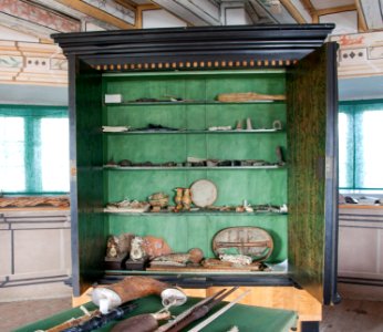 Invändigt grönmålat skåp från 1834 i björkfaner - Skoklosters slott - 94985
