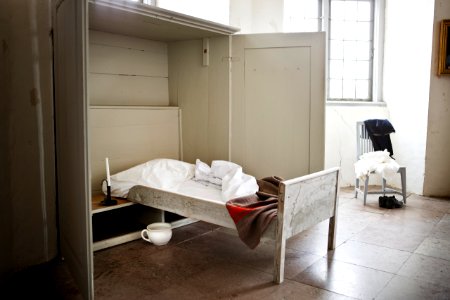Interiör. Gröna rundeln. Sängskåp med utfälld säng - Skoklosters slott - 85968