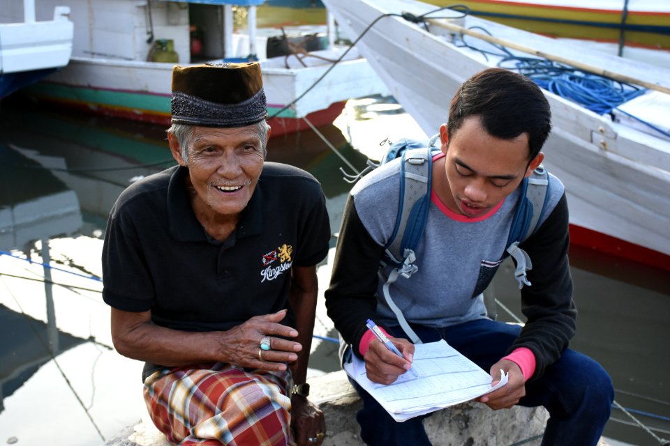 Interview fisherman in Bone South Sulawesi (36919725361)