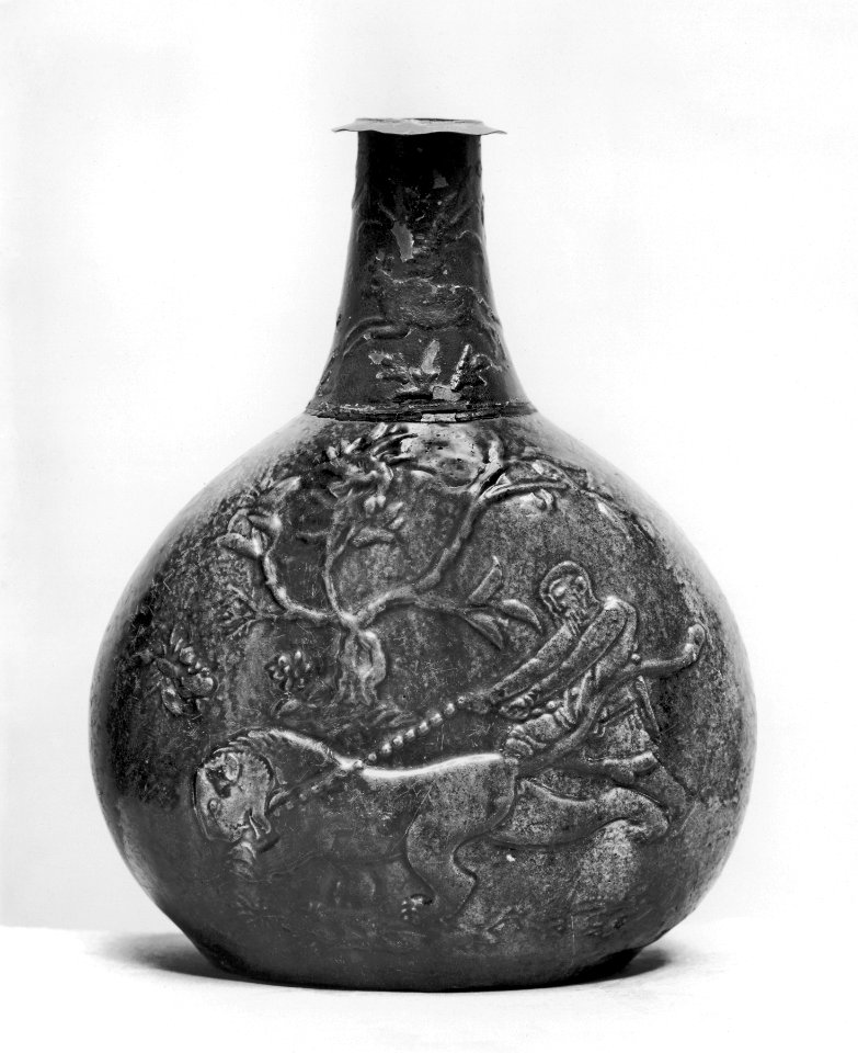 Iranian - Isfahan Ware Vase with a Chinese Lion and a Bearded Man - Walters 481105