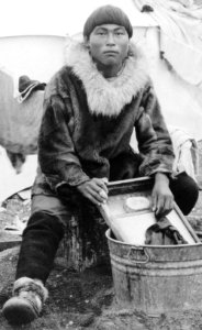 Inuit man washing cloths in 1906 - Goetze. LCCN90710320 (cropped)