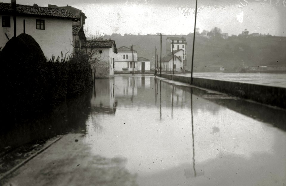 Inundaciones en la zona de Txomin-Enea y en el resto del barrio de Loiola (1 de 11) - Fondo Car-Kutxa Fototeka