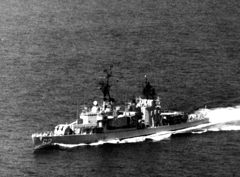 Iranian destroyer Palang (D62) underway in 1987