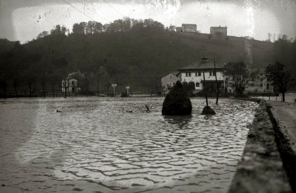 Inundaciones en la zona de Txomin-Enea y en el resto del barrio de Loiola (3 de 11) - Fondo Car-Kutxa Fototeka