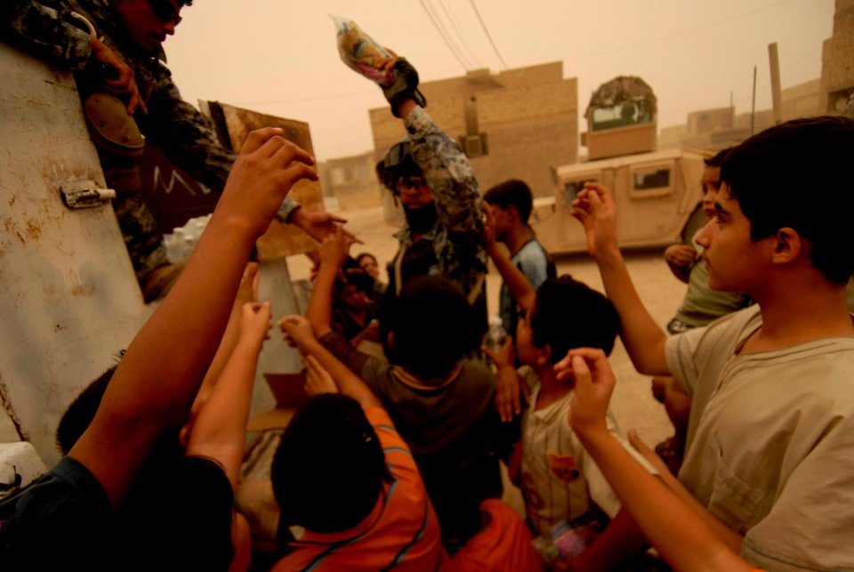 Iraqi National Police Distribute Food and Water DVIDS116636