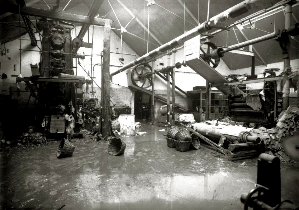 Inundaciones en una fábrica de la localidad de Errenteria (8 de 10) - Fondo Car-Kutxa Fototeka