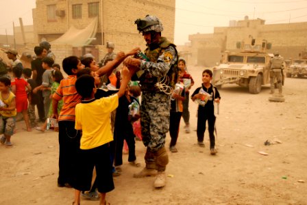Iraqi National Police Distribute Food and Water DVIDS116634