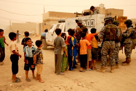 Iraqi National Police Distribute Food and Water DVIDS116638