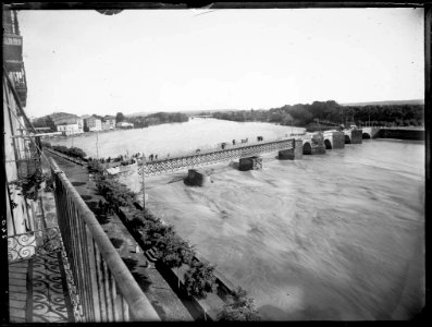 Inundació de Lleida per la crescuda del riu Segre i un pont ple de gent vist des d'un balcó (AFCEC VIDAL 18X24 266)