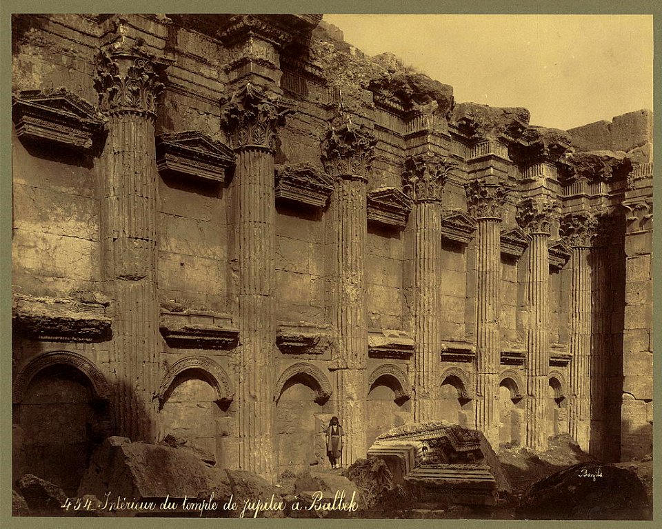 Intérieur du temple de Jupiter à Balbek - Bonfils. LCCN2004668108