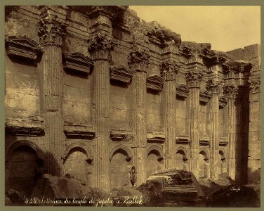 Intérieur du temple de Jupiter à Balbek - Bonfils. LCCN2004668108