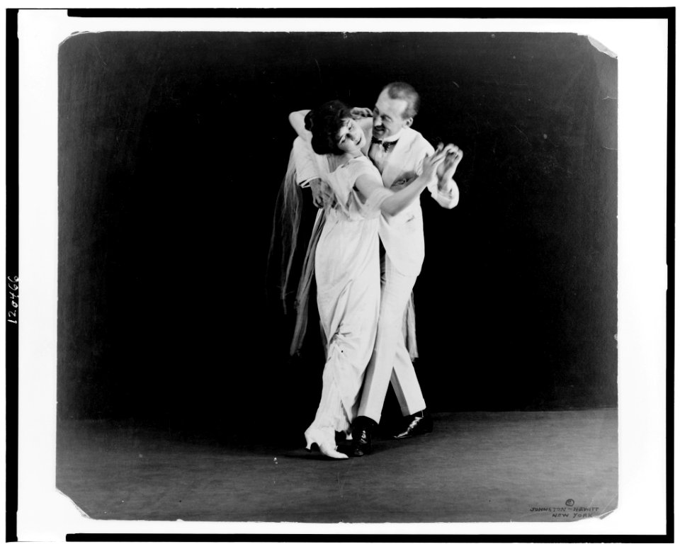 Irene and Vernon Castle, full-length, in dancing position LCCN98506505