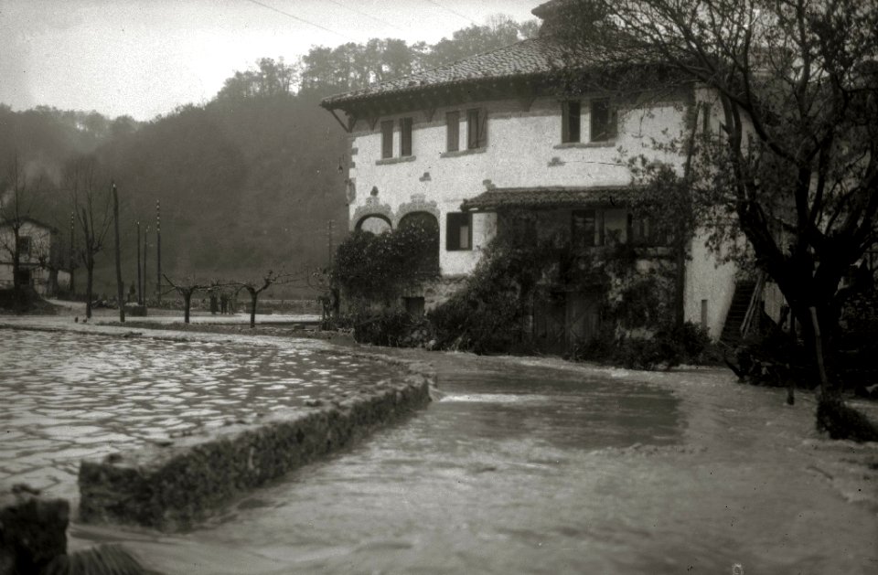 Inundaciones en la zona de Txomin-Enea y en el resto del barrio de Loiola (5 de 11) - Fondo Car-Kutxa Fototeka