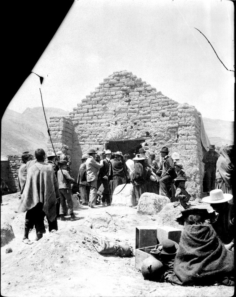 Invånare vid kyrkogård. Santa Rosa, Sydamerika. Peru - SMVK - 002480