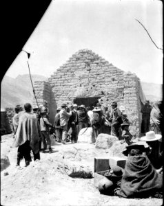 Invånare vid kyrkogård. Santa Rosa, Sydamerika. Peru - SMVK - 002480