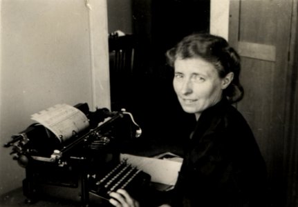 Irena Latinik-Vetulani at the typewriter