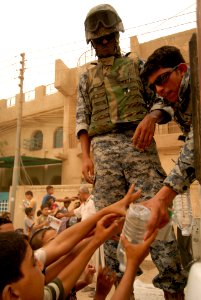 Iraqi National Police Distribute Food and Water DVIDS116629