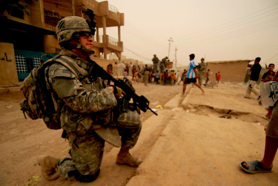 Iraqi National Police Distribute Food and Water DVIDS116637