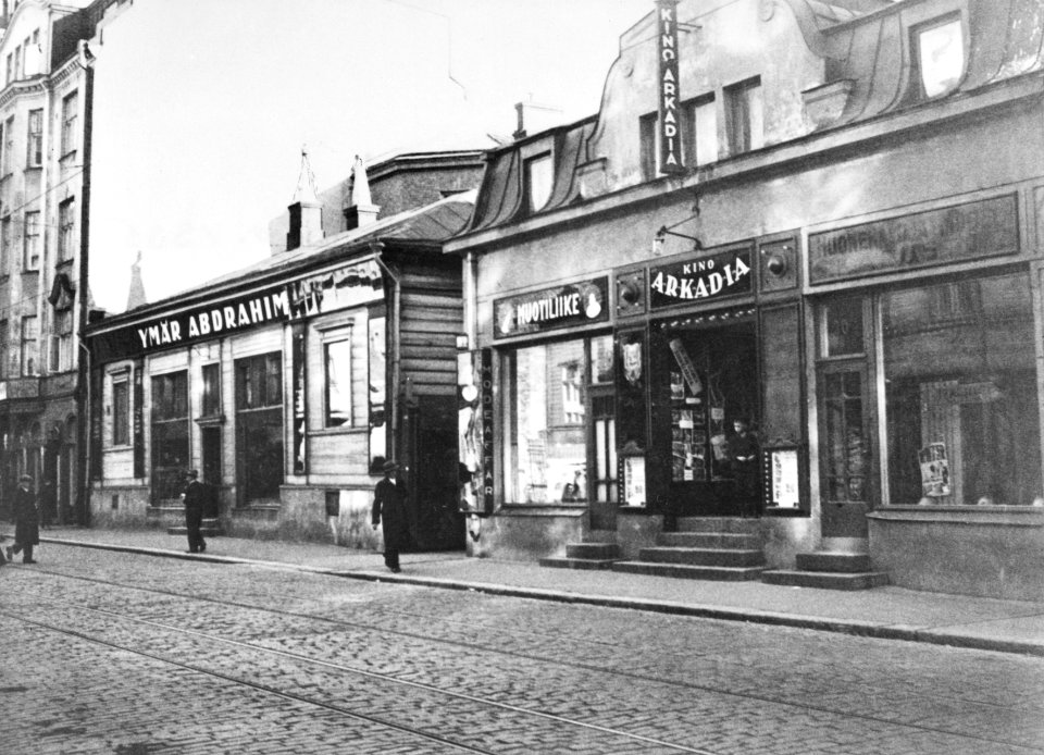 Iso Roobertinkatu 28, 30. Elokuvateatteri Kino Arkadia, Muotiliike sekä liike Ymär Abdrahim - N38533 - hkm.HKMS000005-km0041jl