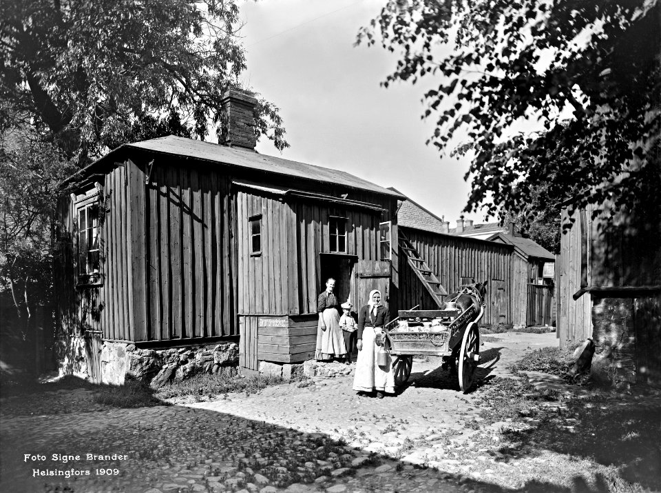 Iso Roobertinkatu 17 Maidonmyyjä pihalla - N468 (hkm.HKMS000005-000000tq)