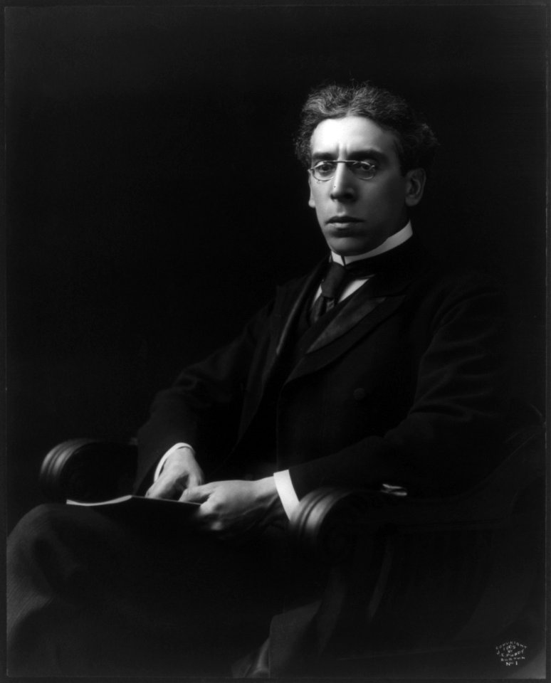 Israel Zangwill, 1864-1926, three-quarters length portrait, seated, facing left. Eng. playwright and novelist LCCN2005686749