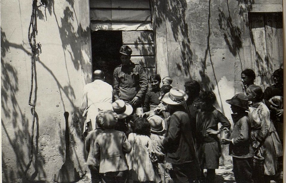 Ital. Kinder werden mit Menage beteilt. Vittorio. (BildID 15669181)