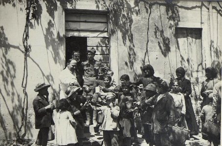 Ital. Kinder werden mit Menage beteilt. (BildID 15669188)