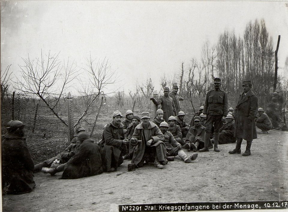 Ital.Kriegsgefangene bei der Menage, 10.12.17. (BildID 15612872)