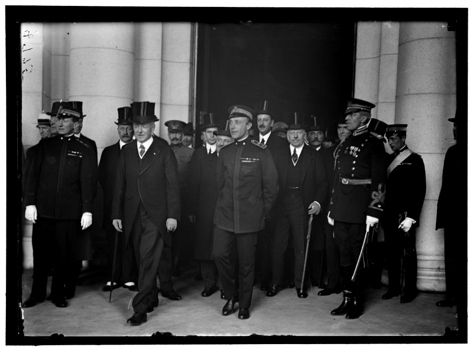 ITALIAN COMMISSION TO U.S. AT CENTER- SEC. LANSING AND H.R.H. FERDINAND DI SAVOIA, PRINCE OF UDINE. COUNT MACCHI DI CELLEN, AMBASSADOR TO U.S. AT REAR, LEFT OF LANSING. BORSARELLI. REAR LCCN2016867788